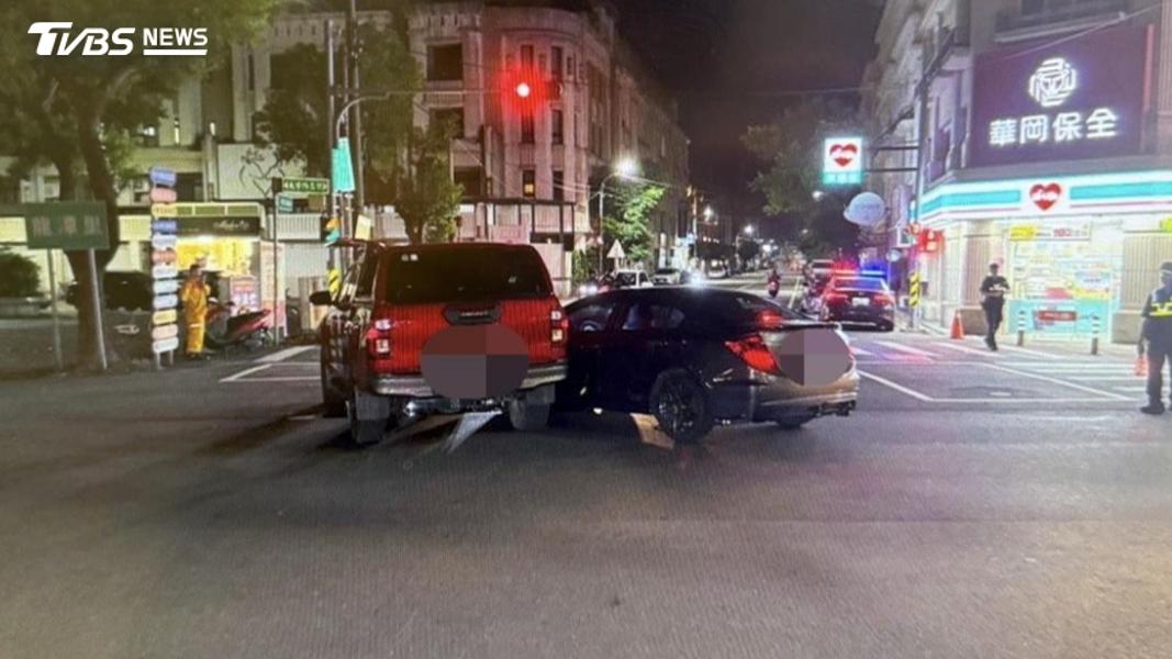 消防車出勤遭轎車擦撞!駕駛指控未鳴笛 監視器還原真相反轉了(圖/TVBS)