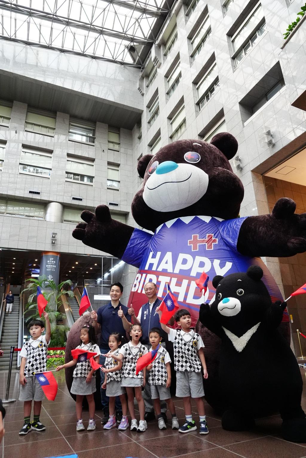 北市雙十活動現場也將秀出高達六米的熊讚,供民眾拍照打卡(圖/北市府提供)