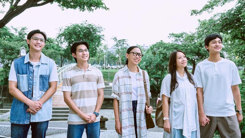 謝展榮(左起)、林暉閔、杜蕾、安乙蕎、裴子齊主演《今天愛上我》。(圖/大愛提供)