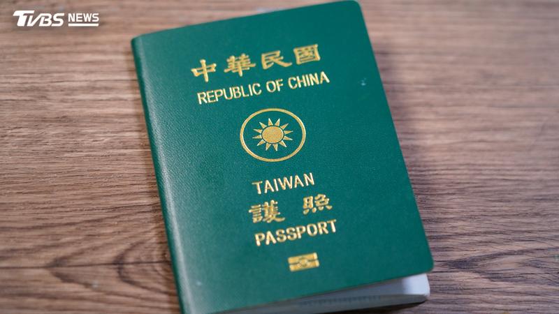 因應颱風,外交部領事局提前發放護照。(圖/Shutterstock達志影像)