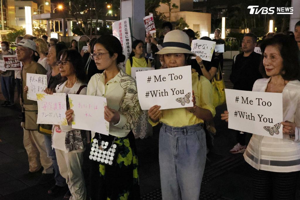 示威現場不僅悼念不幸遇害的同胞,也讓人聯想起 1995 年震驚全日本的反美軍大遊行。(圖/達志影像美聯社)