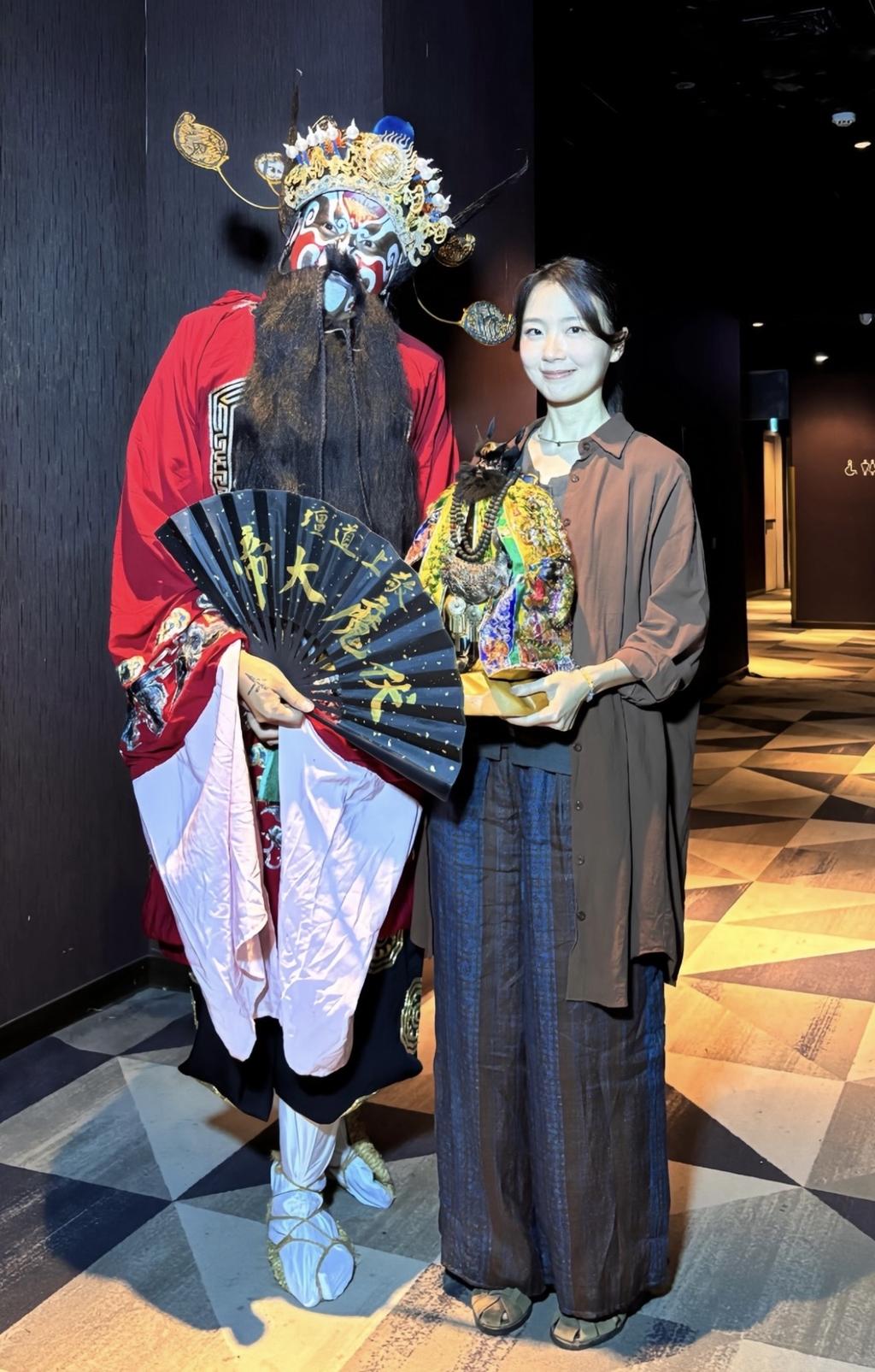 許安植穿上戲服與鍾馗法師合體謝票。(圖/華影提供)