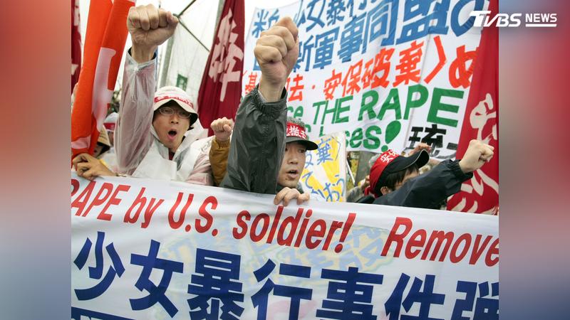 日本沖繩縣發生美軍士兵涉嫌謀殺日籍女子命案,警方已逮捕涉案美軍。事件再次喚起當地對1995年美軍強暴案的痛苦記憶,恐在沖繩掀起新一波反美軍浪潮。圖為2008年,在沖繩的一場集會,抗議美軍士兵涉強姦一名14歲少女的事件。(圖/達志影像美聯社)