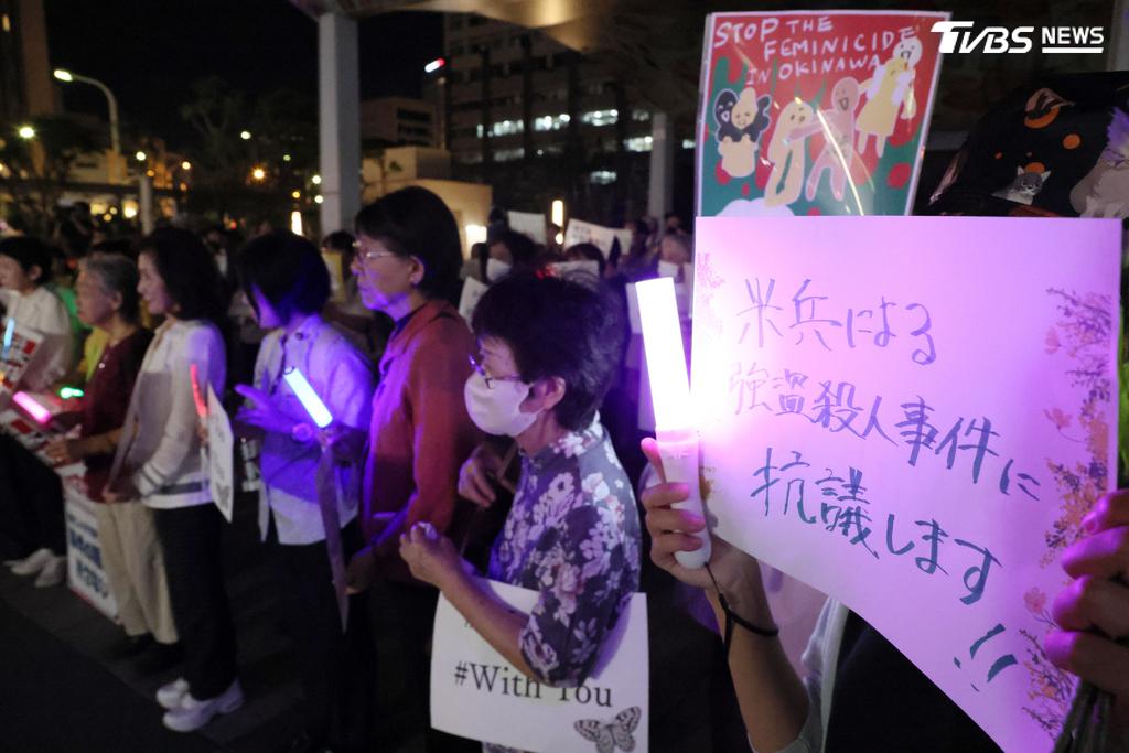 沖繩縣民高舉標語表達對駐日美軍治安問題積怨已久的強烈憤怒。(圖/達志影像美聯社)