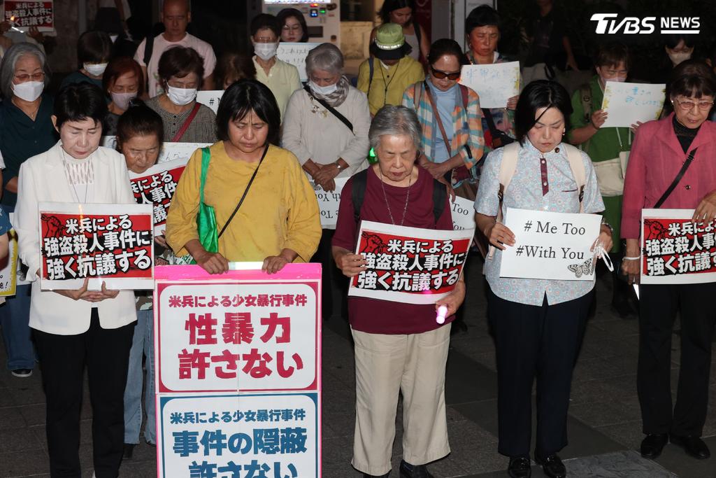 美軍士兵涉案引發沖繩民眾強烈反彈,抗議現場聚集大量示威群眾。(圖/達志影像美聯社)
