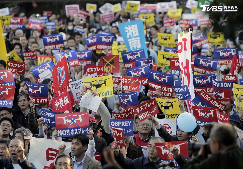 2012年抗議者舉行集會,反對美國海軍陸戰隊在沖繩部署MV-22魚鷹傾轉旋翼機。(圖/達志影像美聯社)