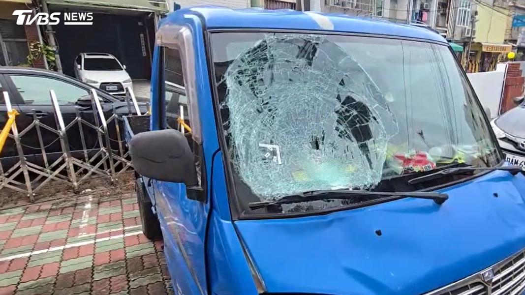 警方循線在屏東恆春找到陳男及涉案車輛,現場另查扣一批毒品。(圖/TVBS)