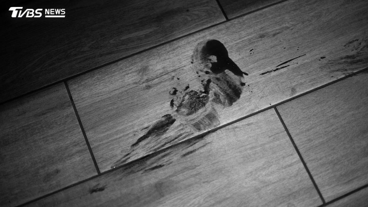 遭亂刀捅成蜂窩!美龍鳳胎血濺客廳亡 狠父「反手自刺」陳屍屋內