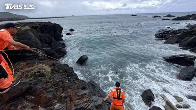 宜蘭豆腐岬意外!男童獨自釣魚失足墜海 驚險獲救畫面曝