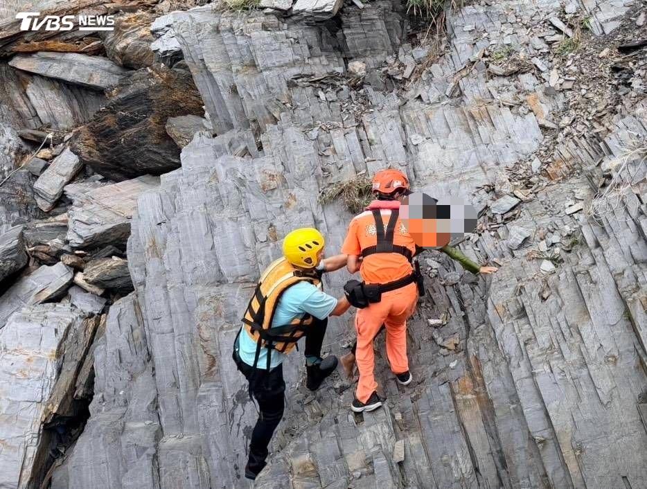 宜蘭豆腐岬意外！男童獨自釣魚失足墜海 驚險獲救畫面曝