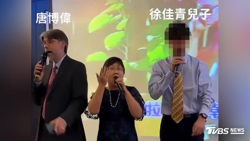 民眾黨指控徐佳青讓兒子冒充僑委會攝影官隨行。(圖/民眾黨提供)