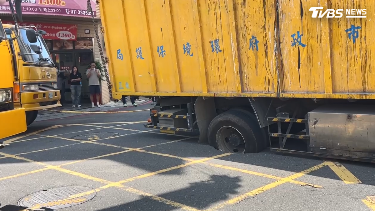 高雄路面突塌陷! 回收車右輪卡洞險翻