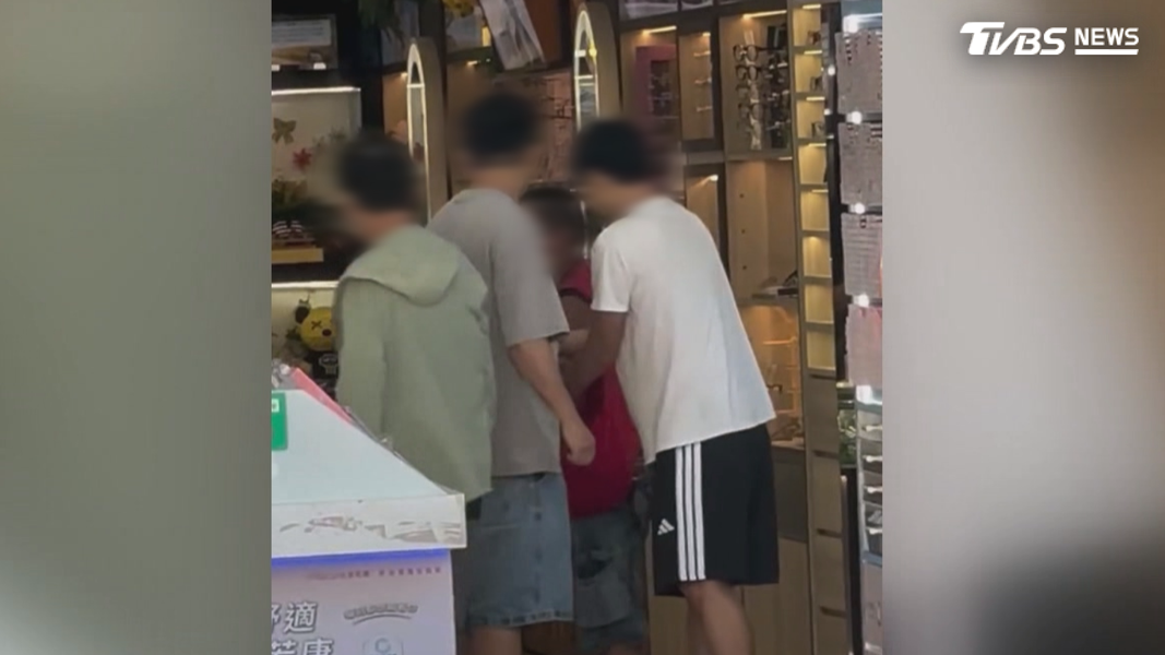 台中豐原的廟東夜市,崔姓男子只因為撿拾回收跟店家起口角,最後竟然亮刀爆發流血衝突,最後雙方都掛彩還被移送。(圖/翻攝Threads_z544210)