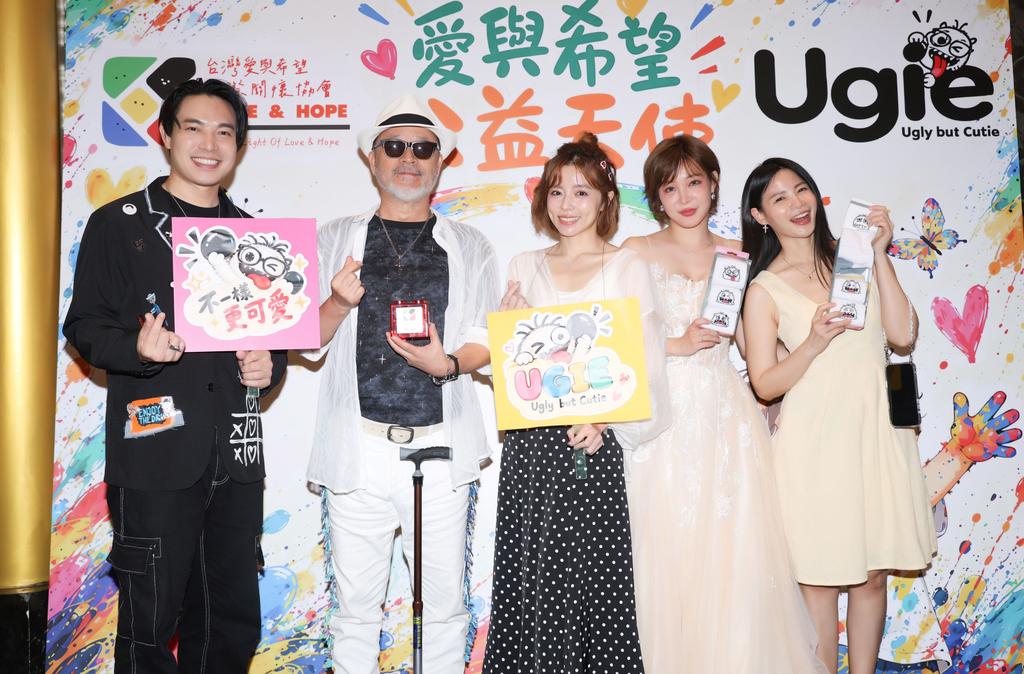 蘿莉塔(右起)、孟慶而、王瞳、班鐵翔以及ECHO李昶俊攜手送愛。(圖/台灣愛與希望國際關懷協會提供)