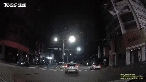 台中翻車-台中車禍-台中崇德路翻車-台中崇德路車禍-撞擊影片