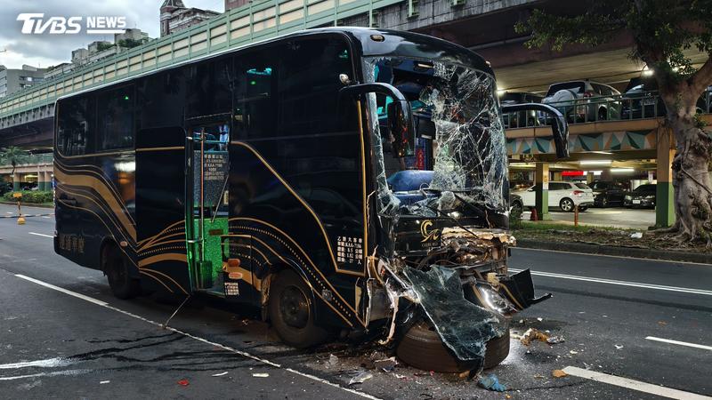 建國北路車禍-北市建國北路車禍-北市車禍-環保局灑水車-遊覽車追撞-