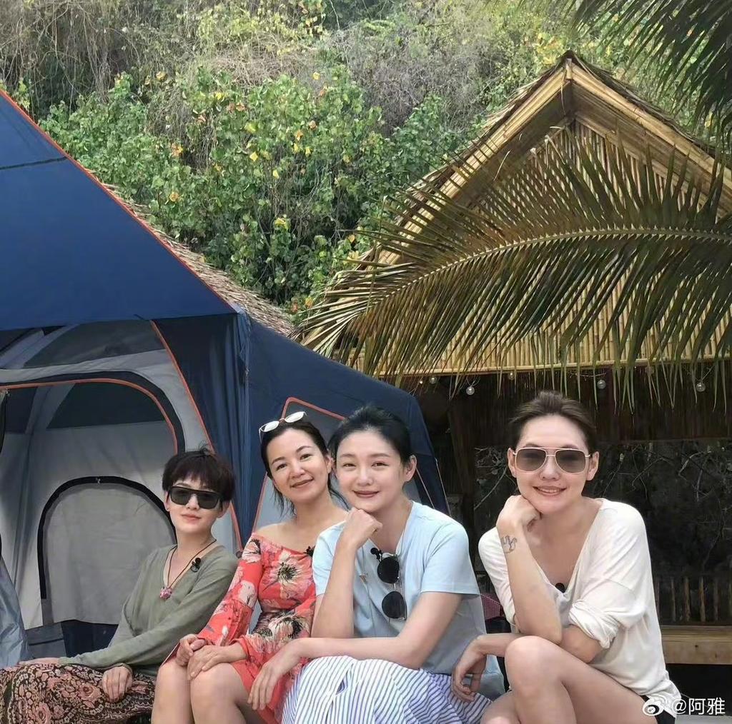 小S（右起）、大S、阿雅、范曉萱姊妹淘曾一起錄實境節目。（圖／翻攝自阿雅微博）