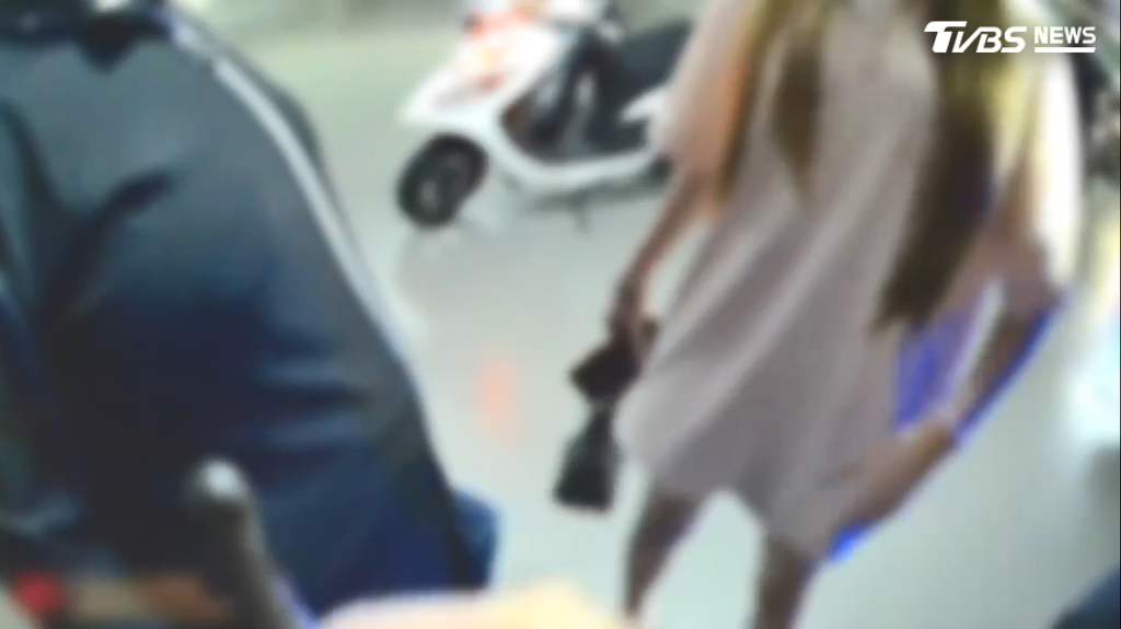 男方一時氣憤，竟徒手將後車窗捶破，造成雙方手部輕微劃傷。（圖／TVBS）