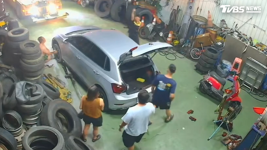 修車廠老闆原本已經休息,卻臨時接到電話緊急開門營業。(圖/台南久揚拖吊起重提供)