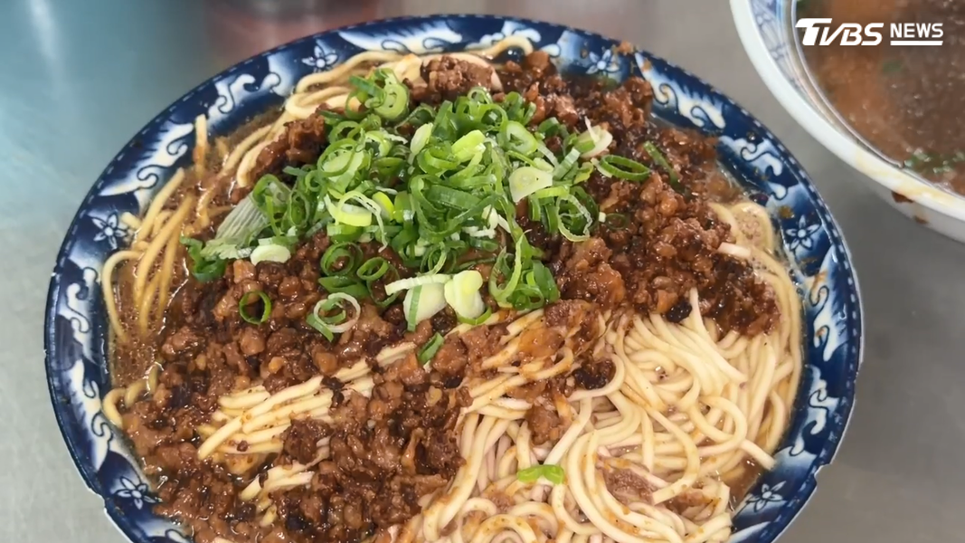 高雄左營一家眷村麵食,麻醬乾麵一碗50元,肉燥、醬汁都是大份量,連成年人都可以「一碗吃兩餐」(圖/TVBS)