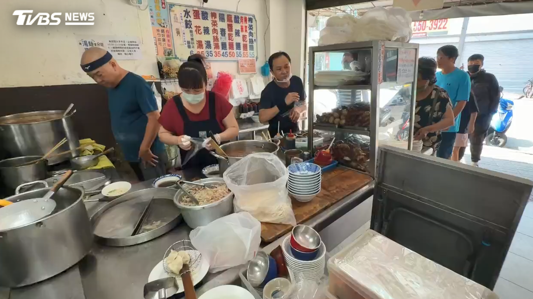 位在高雄左營實踐路上的這家眷村麵食店,每天早上9點多一開門就吸引不少饕客上門(圖/TVBS)