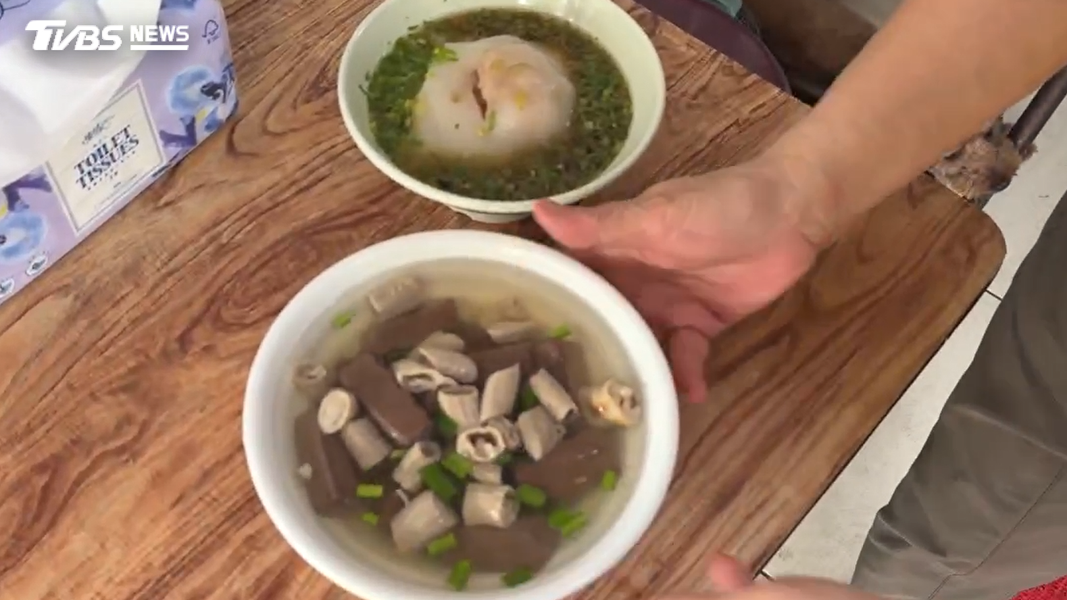 屏東市歸仁路上也有一家經營10多年的肉圓店,大腸豬血湯更是每桌必點,一碗就有至少10塊豬血,一碗只要35元(圖/TVBS)