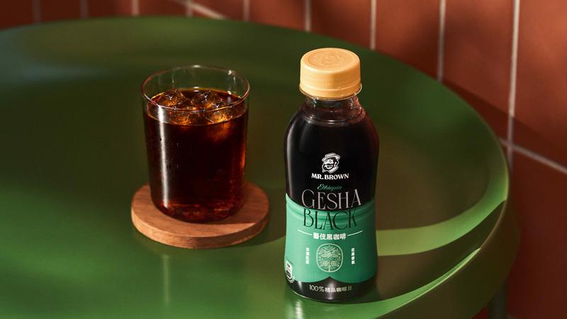 伯朗推出全新藝伎黑咖啡,每瓶350ml,建議售價 45元,即日起於各大通路陸續上架。