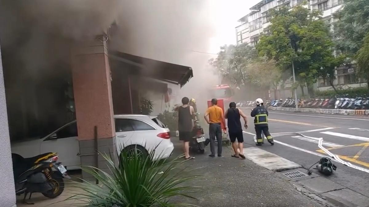 快訊/宜蘭女中路麵店火災!抽油煙機突起火 濃煙狂竄籠罩整排店家