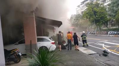 快訊/宜蘭女中路麵店火災!抽油煙機突起火 濃煙狂竄籠罩整排店家
