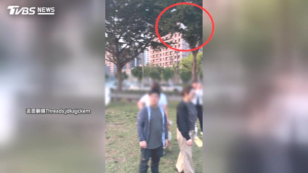 對方在離開後,竟又再度返回公園繼續操控空拍機飛行,讓在場飼主相當不滿。(圖/民眾提供)