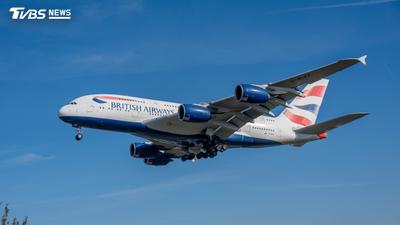 英航驟降8500公尺!機長急發「求救代碼」 氧氣罩掉落嚇壞乘客