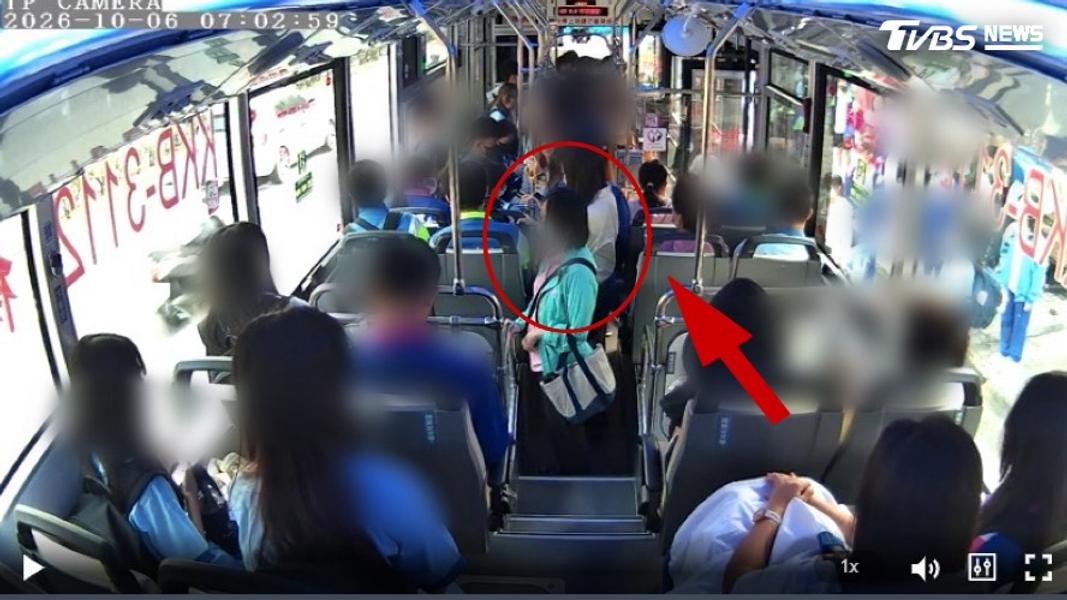 女公車上擋道不讓被擠爆氣。(圖/TVBS)