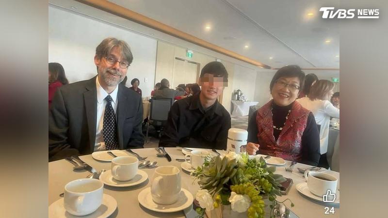 民眾黨團表示,照片為民眾檢舉,2024年4月徐佳青攜家帶眷出席北美洲臺灣婦女會第36屆年會及僑會照片。(圖/民眾黨團提供)