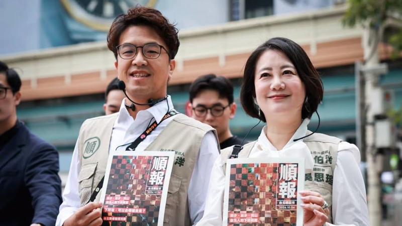 民進黨籍台北市長參選人沈伯洋今早站街頭親自派發《順報》。(圖/吳思瑤臉書)