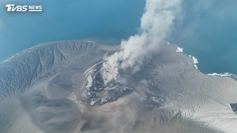 2026 年 9 月 5 日喀拉喀托之子火山 (Mount Anak Krakatau) 在印尼巽他海峽噴出火山煙霧。(圖/達志影像美聯社)
