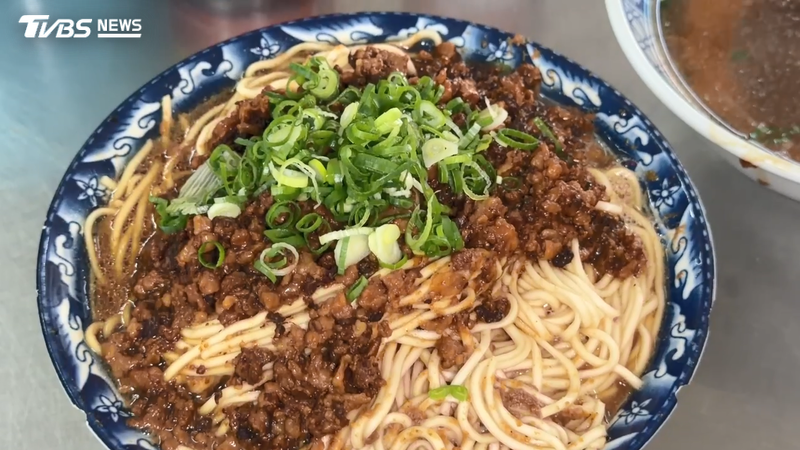高雄左營一家眷村麵食,麻醬乾麵一碗50元,肉燥、醬汁都是大份量,連成年人都可以「一碗吃兩餐」(圖/TVBS)
