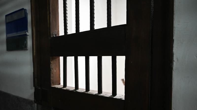 惡霸欺壓室友逼迫打手槍吞排泄物。(圖/Shutterstock達志影像)