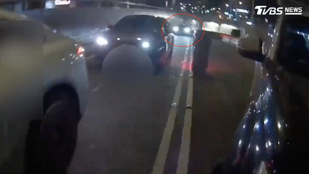 酒駕男遇到臨檢倒車逃逸。(圖/TVBS)