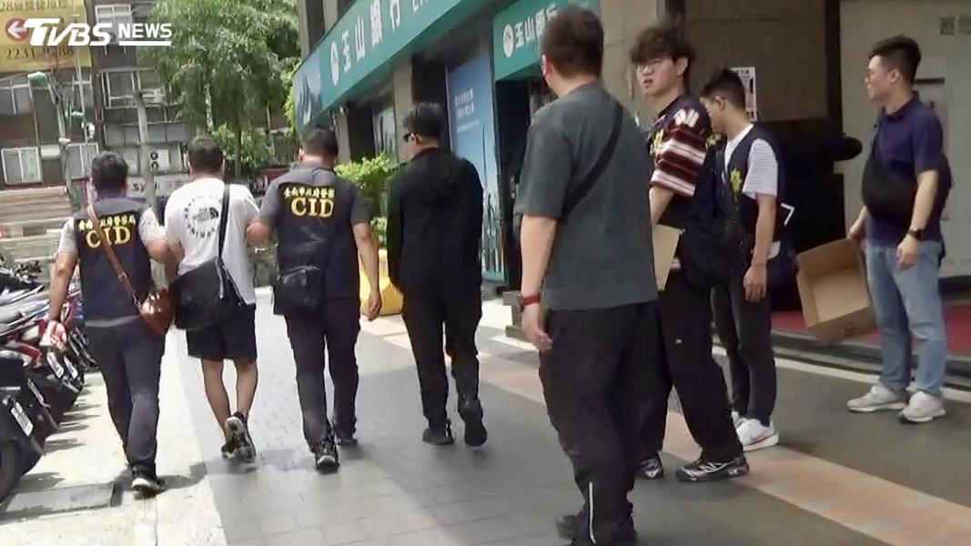 警方共逮捕戴嫌及幫眾共36人到案。(圖/TVBS)