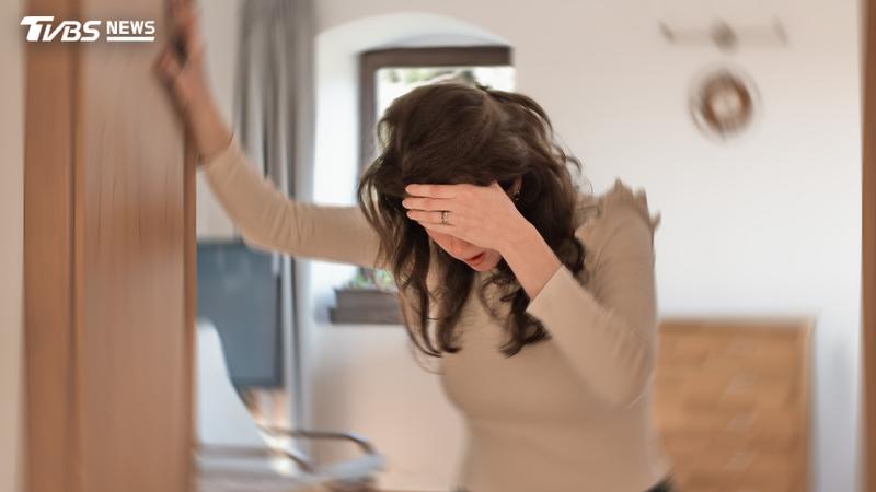 醫師說明,頭暈很有可能是身體發出的警訊。(示意圖/Shutterstock達志影像)