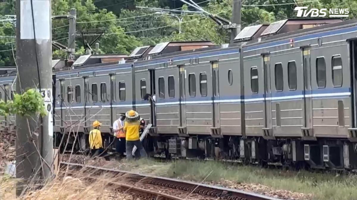 區間車急鳴笛!60歲男入侵鐵軌遭撞身亡 乘客「跨軌換車」續行