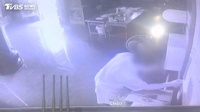 台中龍井順福宮遭縱火!男點燃海報 信徒持衣物衝上前撲滅