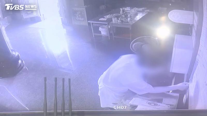 台中龍井順福宮遭縱火!男點燃海報 信徒持衣物衝上前撲滅(圖/TVBS)