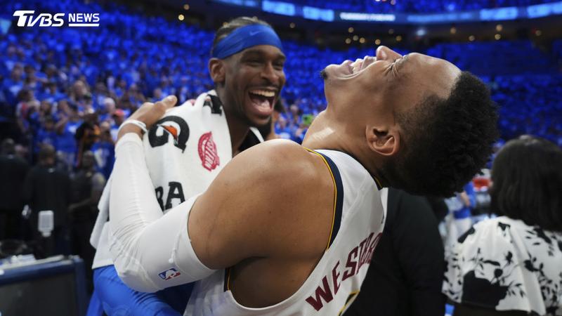 雷霆王牌Shai Gilgeous-Alexander向季前退休的Russell Westbrook致敬。(圖/達志影像美聯社)