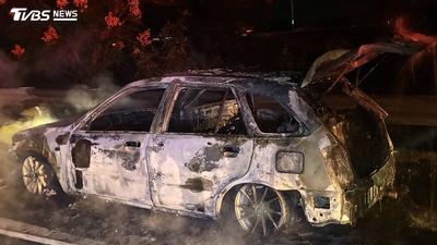 國道烈焰竄天!駕駛突聽「異音」急停路肩 下秒汽車燒剩骨架