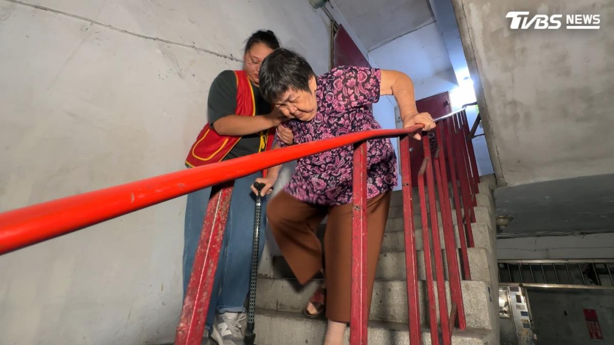 每4位長輩1人獨居!住老公寓爬不動 12萬長者「足不出戶」成常態