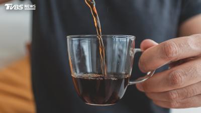 研究曝咖啡、酒精會改變母乳!這喝多恐影響寶寶腸道發育、免疫