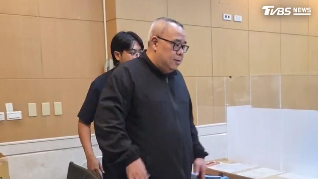 普蘿絲國際貿易公司負責人吳慶文以10萬元交保。(圖/TVBS)