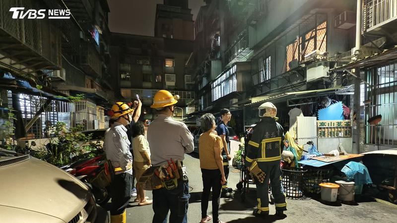 萬大路423巷內的一棟5層樓公寓2樓,凌晨1時許傳出劇烈爆炸聲響。(圖/陳冠宇攝)