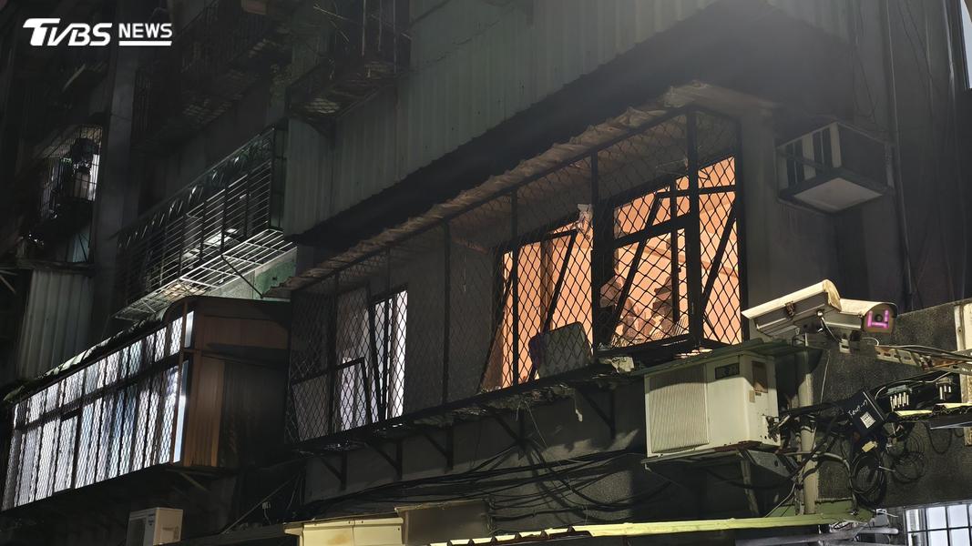 強大衝擊力瞬間將2樓外圍鐵窗炸開,玻璃碎裂飛散滿地。(圖/陳冠宇攝)